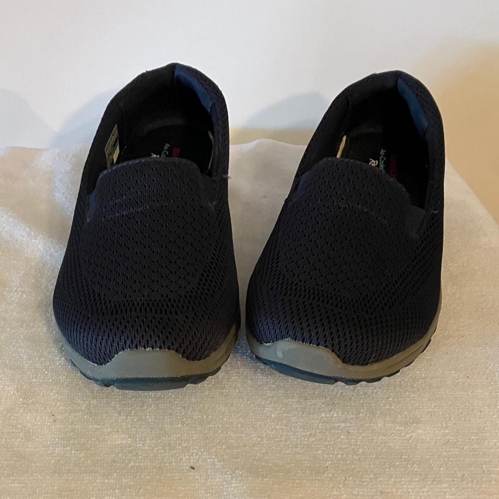 Skechers Woman’s Relaxed Fit 9 1/2 Navy Blue w/Gray Slip on Mesh Upper Shoes